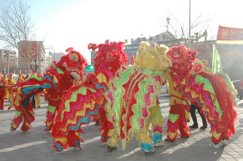 酒泉市2011年元宵節(jié)社火匯演期間，部分社火隊(duì)來公司拜年