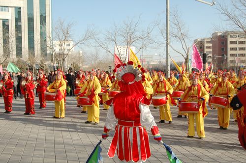 酒泉市2011年元宵節(jié)社火匯演期間，部分社火隊(duì)來公司拜年