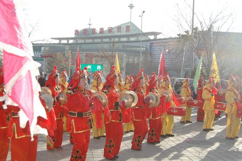 酒泉市2011年元宵節(jié)社火匯演期間，部分社火隊(duì)來公司拜年