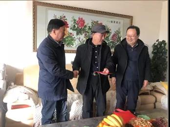 敦煌種業(yè)領(lǐng)導(dǎo)看望慰問公司老干部、老黨員及困難黨員職工