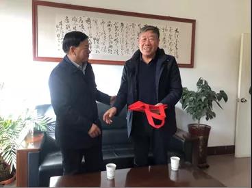 敦煌種業(yè)領(lǐng)導(dǎo)看望慰問公司老干部、老黨員及困難黨員職工