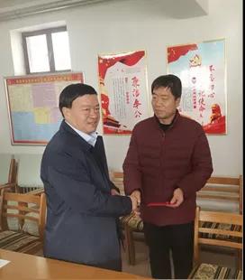 敦煌種業(yè)領(lǐng)導(dǎo)看望慰問公司老干部、老黨員及困難黨員職工