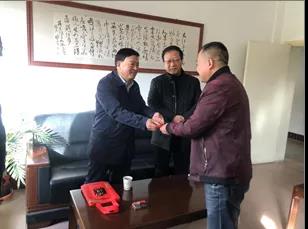 敦煌種業(yè)領(lǐng)導(dǎo)看望慰問公司老干部、老黨員及困難黨員職工